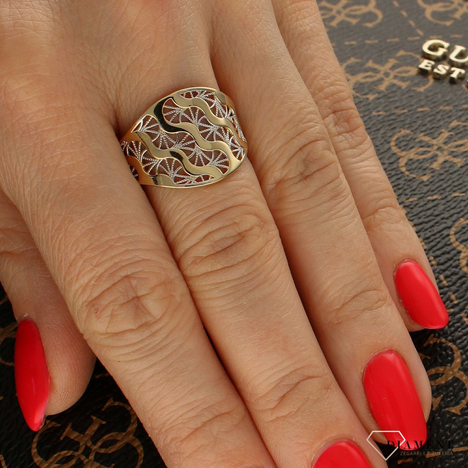 Złoty pierścionek 585 ażurowy wzór PI 2423. Złoty pierścionek szeroki. Złoty pierścionek ażurowy. Złoty pierścionek damski. Złoty pierścionek na każdą okazję. Złoty pierścionek ażurowy idealny na prezent.  (1).jpg